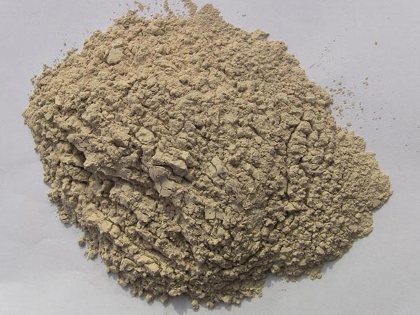 礬土性質 礬土主要成分是氧化鋁，為煉鋁和耐火材料的主要原料。白色或灰白色，因含鐵而呈褐黃或淺紅色。密度3.45g/cm3，硬度1～3，不透明，質脆。極難熔化，不溶于水，能溶于硫酸、氫氧化鈉溶液。 地區分布 中國鋁土礦資源比較豐富，在全國18個省、自治區、直轄市已查明鋁土礦產地205處，其中大型產地72處（不包括臺灣），主要分布在山西、山東、河北、河南、貴州、四川、廣西、遼寧、湖南等地。 投資前景 1.可用于煉鋁工業。用于國防、航空、汽車、電器、化工、日常生活用品等。 2.可用于精密鑄造。礬土熟料加工成細粉做成鑄模后精鑄。用于軍工、航天、通訊、儀表、機械及醫療器械部門。 3.可用于耐火制品。高鋁礬土熟料耐火度高達1780℃，化學穩定性強、物理性能良好。 4.硅酸鋁耐火纖維。用于鋼鐵、有色冶金、電子、石油、化工、宇航、原子能、國防等多種工業，消防人員可用耐火纖維布做成衣服。 5.制造礬土水泥、研磨材料、陶瓷工業以及化學工業可制鋁的各種化合物。 鋁礬土磨粉制備 鋁礬土粉是選用煅燒過的熟鋁礬土礦石用雷蒙磨加工制成的細粉，粒度通常為100目-325目，在耐火材料行業得到了廣泛的應用。通常加工的流程為先經顎式破碎機進行破碎，然后篩分進入鋁礬土雷蒙磨或鋁礬土超細磨粉機中，進行鋁礬土粉制備，使其應用更加廣泛。