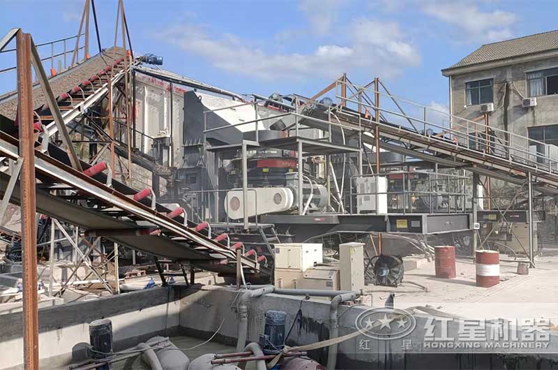 移動(dòng)式圓錐碎石機(jī)加工現(xiàn)場 移動(dòng)式圓錐碎石機(jī)加工現(xiàn)場