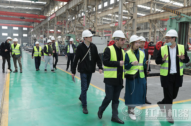 客戶一行來(lái)廠考察碎石制砂機(jī)設(shè)備 客戶一行來(lái)廠考察碎石制砂機(jī)設(shè)備