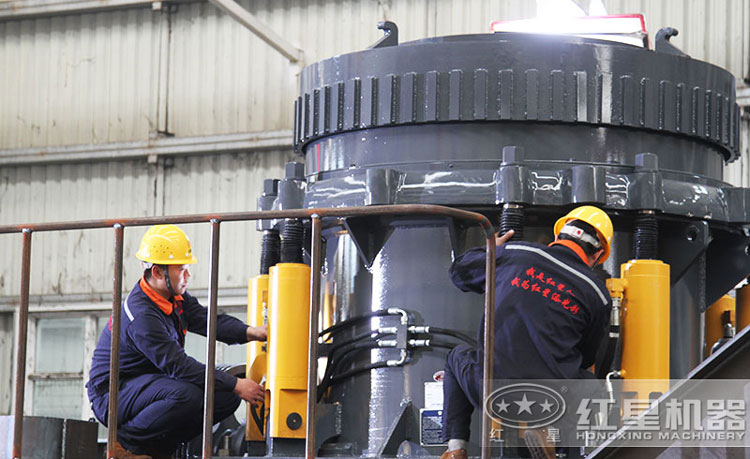 工作人員檢測圓錐破碎機，保障生產的設備都有高質量